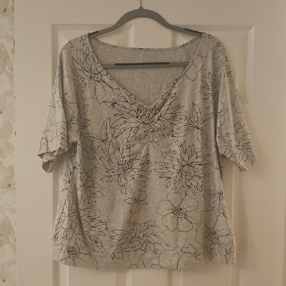 T by Talbots Gray Floral Short Sleeve Top.  Size XL